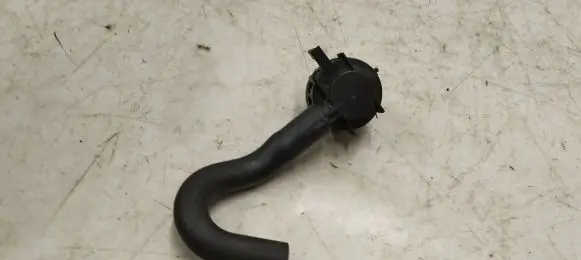 Audi Q2 - Breather hose/pipe 04c103560h