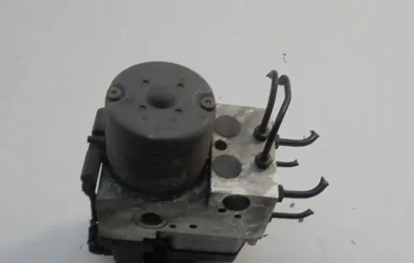 Volkswagen PASSAT B5 ABS Pump 8E0614111B