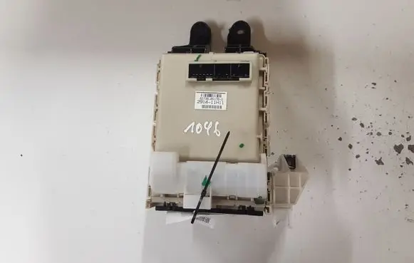 Toyota Avensis T270 Fuse module 8273005170D 291411H11