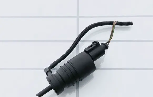 Volkswagen Phaeton Windscreen/windshield washer pump 1J0973722