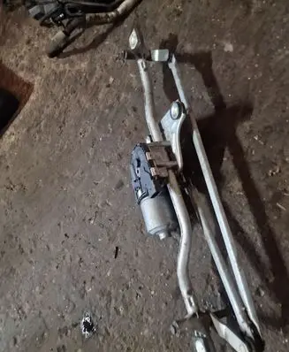 Volvo S80 Front wiper linkage and motor