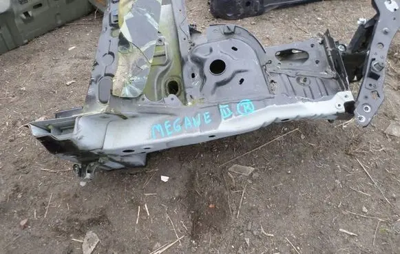 Renault Megane III Front quarter panel 