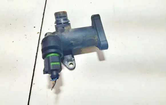 Volkswagen PASSAT B5.5 Engine coolant pipe/hose 058121133b