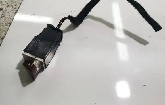 Volkswagen PASSAT CC Hazard light switch 3C8953509