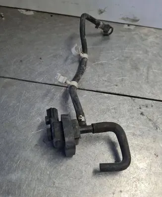 Ford Mondeo Mk III Vacuum valve 1S719C915