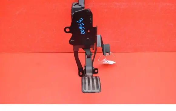 Accelerator throttle pedal