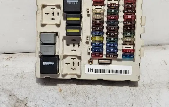 Ford Focus Fuse module 518273404 2M5T14A073BE