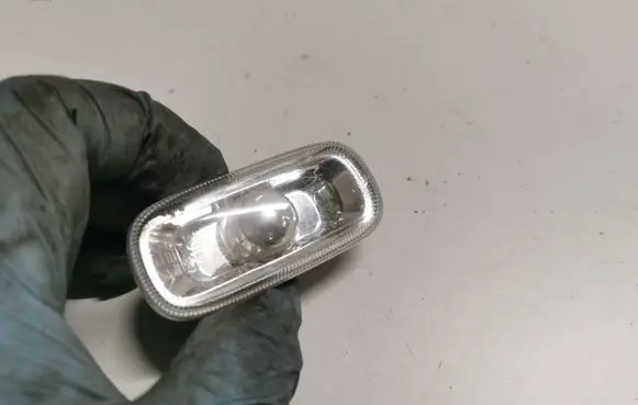 Front fender indicator light