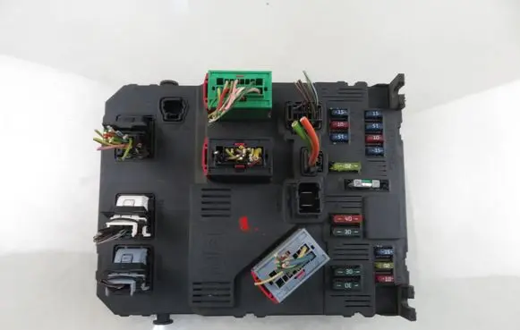 Peugeot 206 Central body control module 9650584680 S116085220B