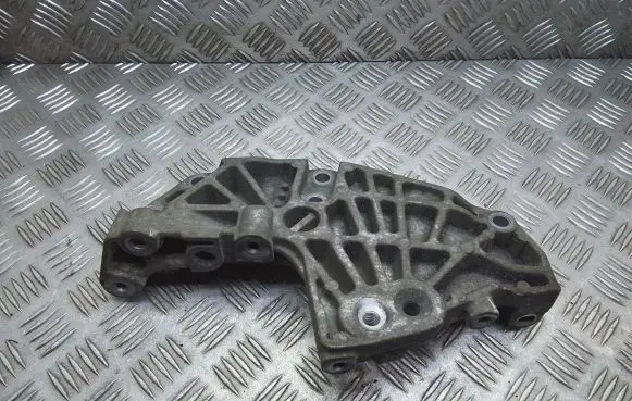 Opel Vivaro Engine mounting bracket 8200399938