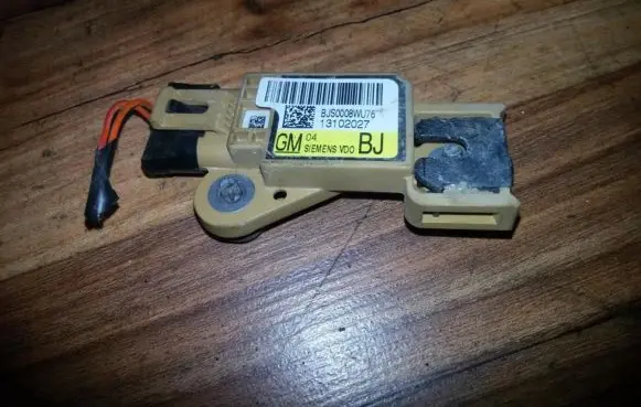 Ford Focus Airbag deployment crash/impact sensor bjs0008wu76 13102027