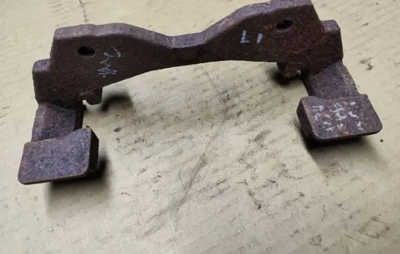 Jeep Grand Cherokee (WJ) Front Brake Caliper Pad/Carrier 