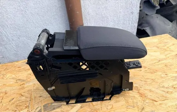 Volkswagen Golf V Armrest 1K5864251B
