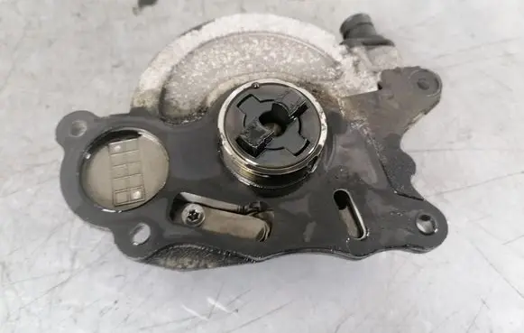 Volkswagen Golf VI Vacuum pump 03L100D