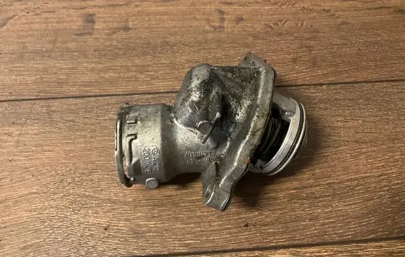 Mercedes-Benz E W211 Thermostat A272000415 272000415