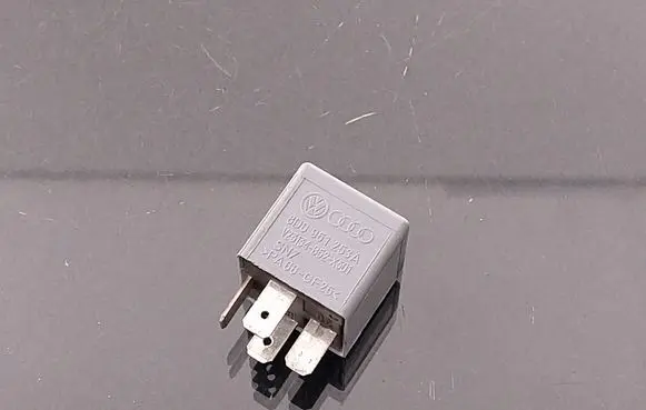 Volkswagen Touareg I Other relay 8D0951253A