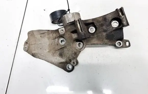 Engine mounting bracket