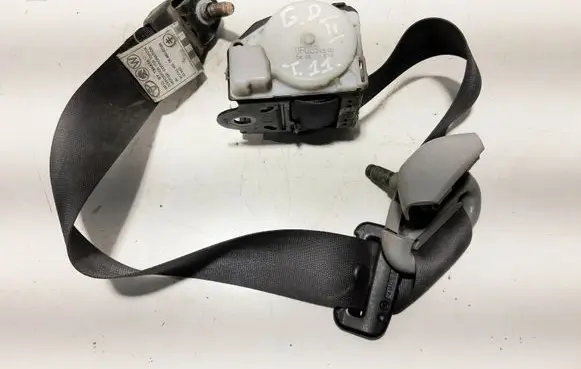 Toyota Avensis Verso Third row seat belt 