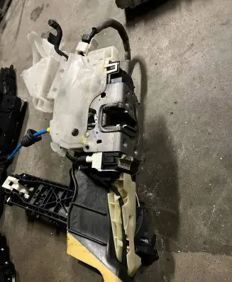 Mercedes-Benz E W212 Front door lock A2047201535