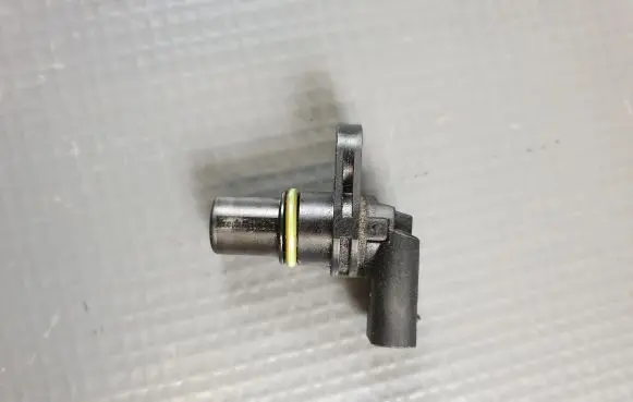 Volkswagen Golf VII Camshaft position sensor 04C907601A
