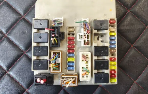 Renault Clio III Fuse box set 356231D