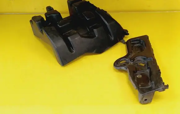 Rear bumper mounting bracket