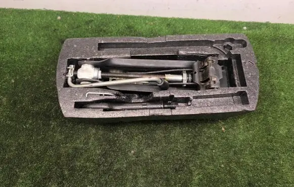 Volkswagen Golf V Tool set 1J0012115AE