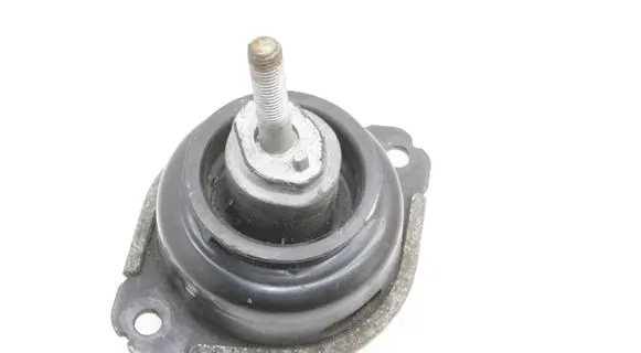 Volkswagen Touareg I Engine mount bracket 7L8199131A