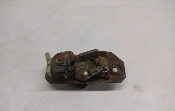 Volkswagen PASSAT B2 Loading door lock 331827505D