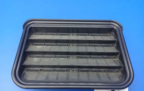 Quarter panel pressure vent