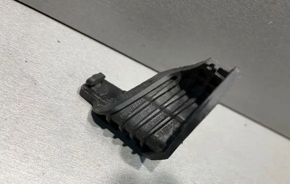 Headlight/headlamp mounting bracket