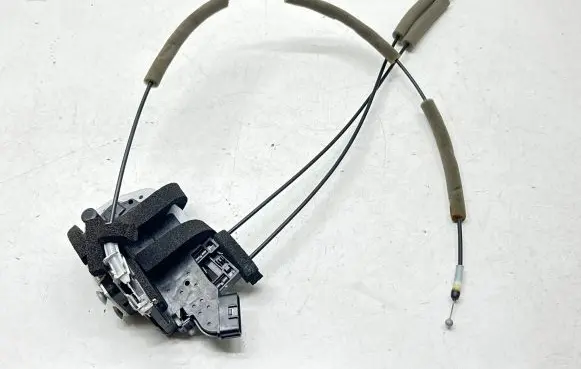 Nissan Juke I F15 Front door lock S5611550