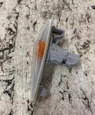 Mitsubishi Outlander Front fender indicator light