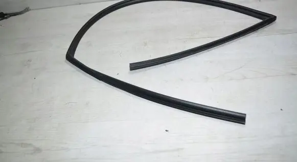 KIA Rio Rubber seal front door window/glass 