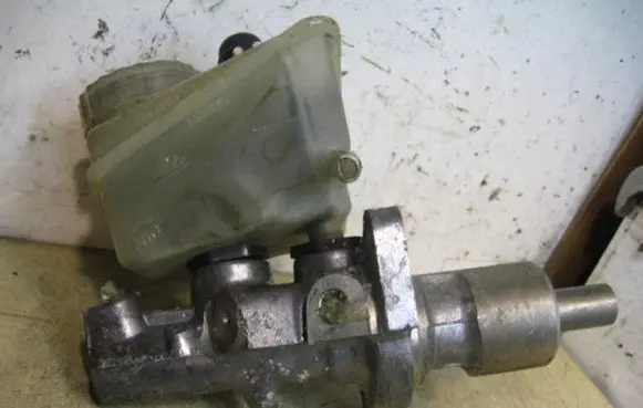 Mercedes-Benz E W124 Master brake cylinder