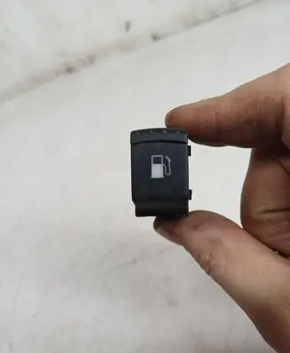Volkswagen PASSAT B5.5 Fuel tank opening switch 1J0959833A