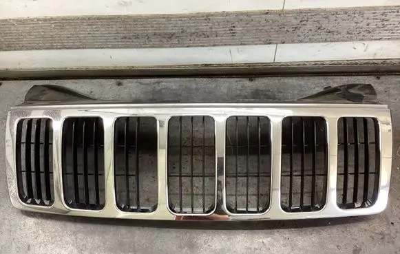 Jeep Grand Cherokee (WK) Front grill 82209206