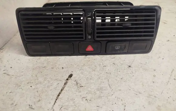 Volkswagen Golf IV Dash center air vent grill