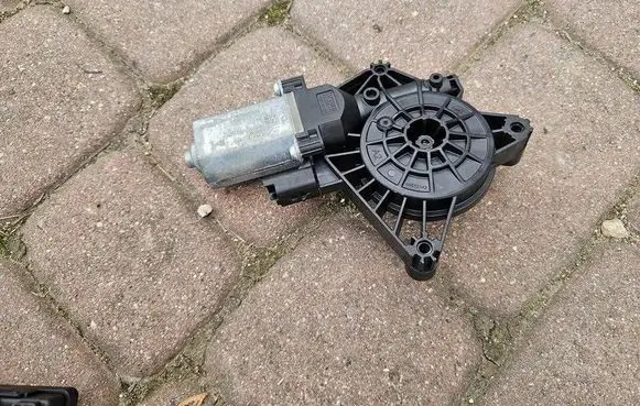 Rear window lifting mechanism without motor