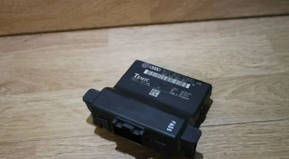 Audi A3 S3 8P Gateway control module 1K0907530D
