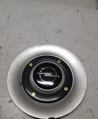 Opel Omega B1 Non-original wheel cap 