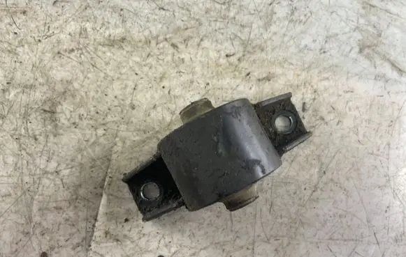 Mitsubishi Pajero Sport I Front differential mounting bracket Mb430694