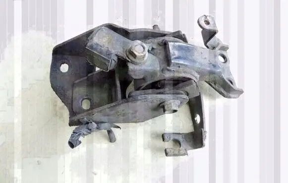 Mazda 323 Engine mount bracket