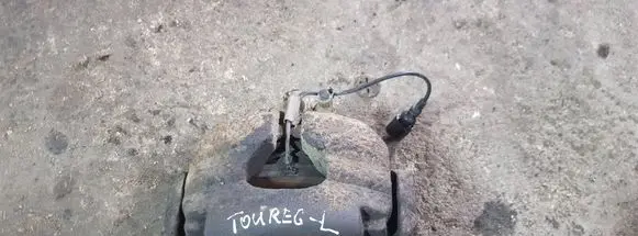 Volkswagen Touareg I Front brake caliper 