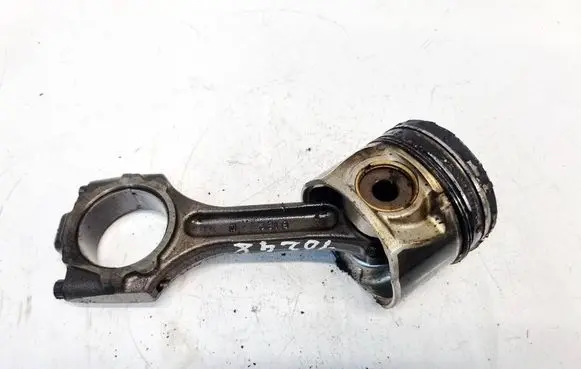 Hyundai Trajet Piston with connecting rod 