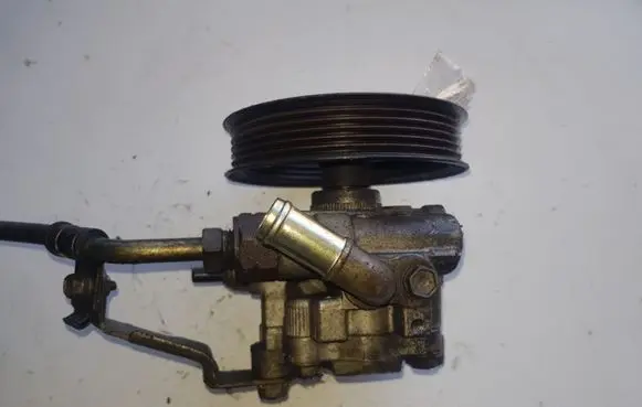 Toyota Corolla Verso E121 Power steering pump