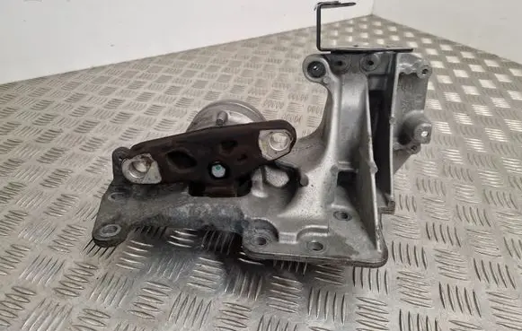 Engine mount bracket