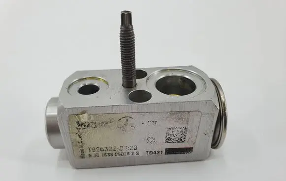 Mercedes-Benz C W205 Air conditioning (A/C) expansion valve A2058308400