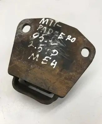 Mitsubishi Pajero Engine mount bracket MR210868