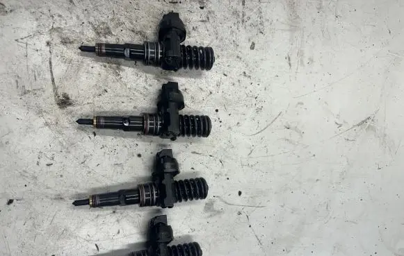 Volkswagen Touran I Fuel injectors set 038130073AQ
